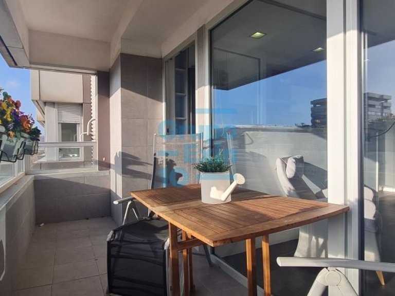 Foto 1 de Alquiler meses de verano. Preciosa vivienda con terraza en el Antiguo, en urbanización con piscina.