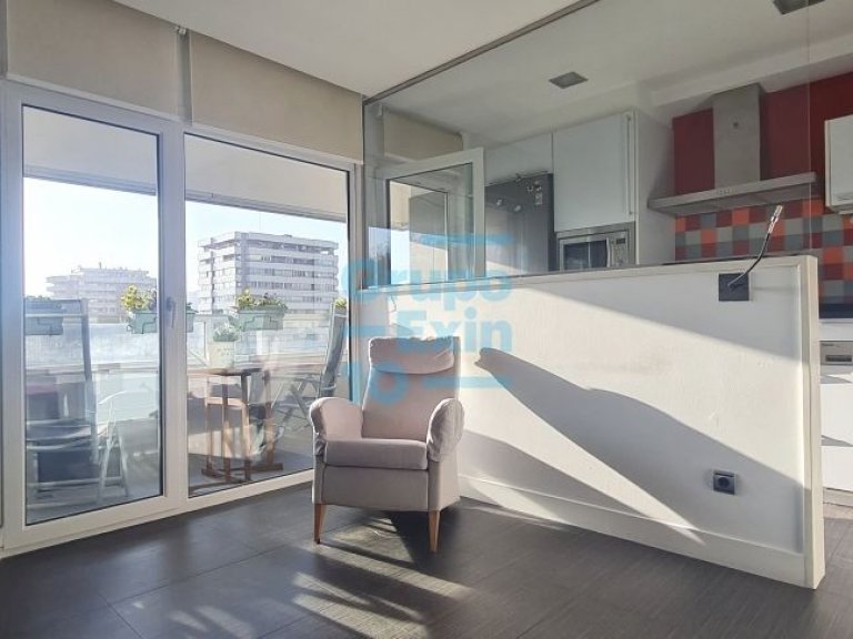 Foto 2 de Alquiler meses de verano. Preciosa vivienda con terraza en el Antiguo, en urbanización con piscina.